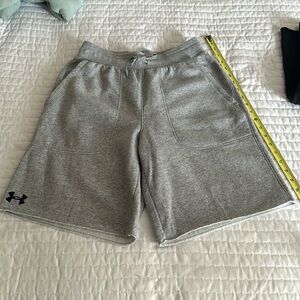 Men’s med Under Armour fleece shorts light gray